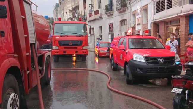 Carros de bomberos en el lugar del incendio.