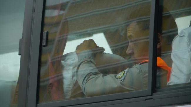 Un policía en el interior de un vehículo.