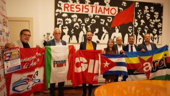 La embajadora cubana (centro) junto a figuras procastristas en Italia.