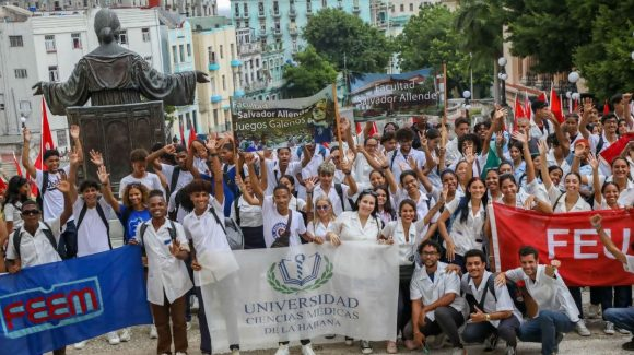 Estudiantes en el acto central por el inicio del curso en las universidades cubanas.