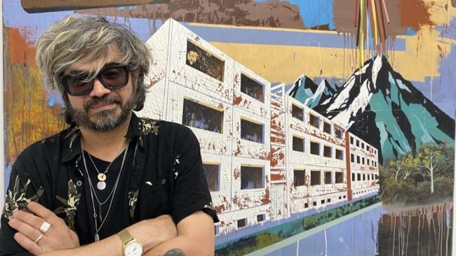 Juan Miguel Pozo junto a su obra en Madrid.