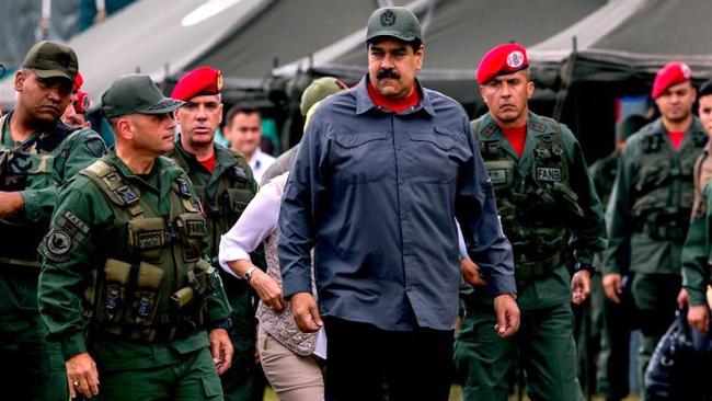 Nicolás Maduro y militares venezonanos.
