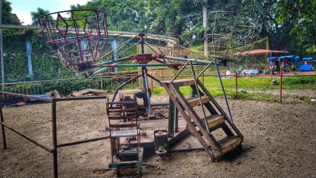 Un aparato roto en el parque de diversiones de La Habana.