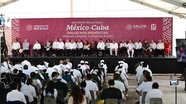 Médicos cubanos en México durante un evento oficial.