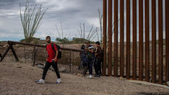 Migrantes en la frontera sur de EEUU.