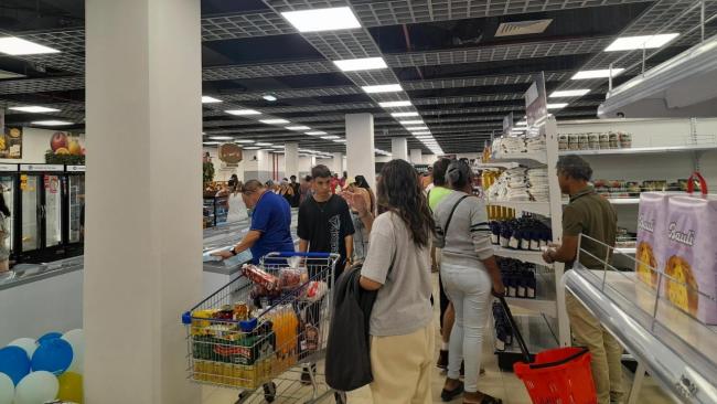 Supermercado en dólares en Miramar.