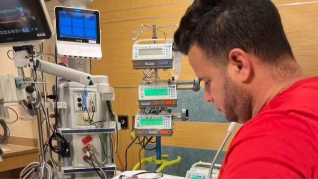Deivy Alemán Oropesa en el hospital durante un ingreso de su hija.