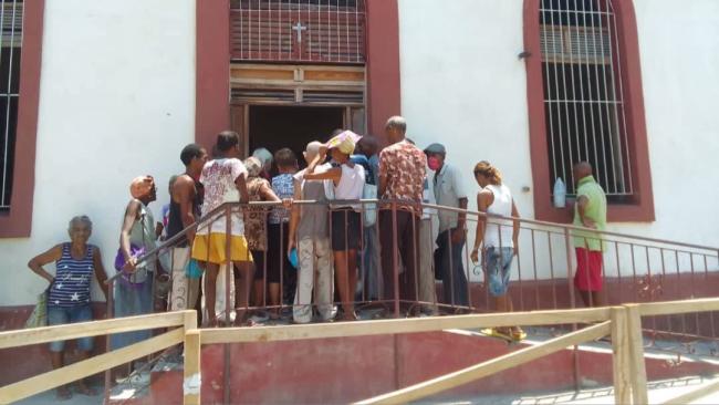 Cubanos que acuden en busca de comida la Parroquia Santa María Iglesia de la Episcopal.