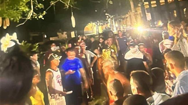 Intercambio de autoridades de Gibara con cubanos que protestaron tras un día entero sin luz.