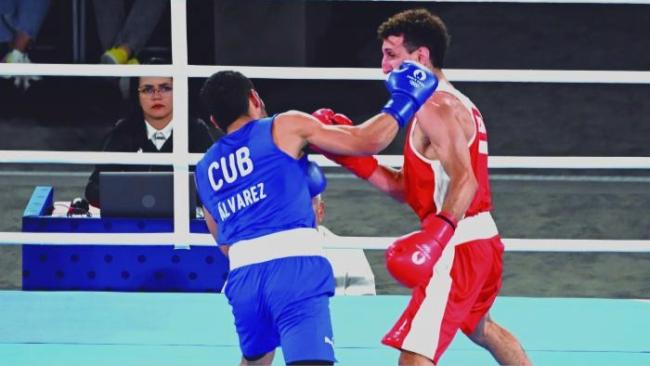 Erislandy Álvarez (i) en un combate.