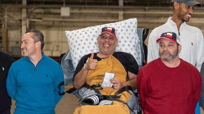 Edgar José Marval Moreno (centro), Jason Saad (d) y otro preso liberado por Maduro.