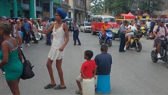 Magalys Anglada Mena y dos niños en la protesta.