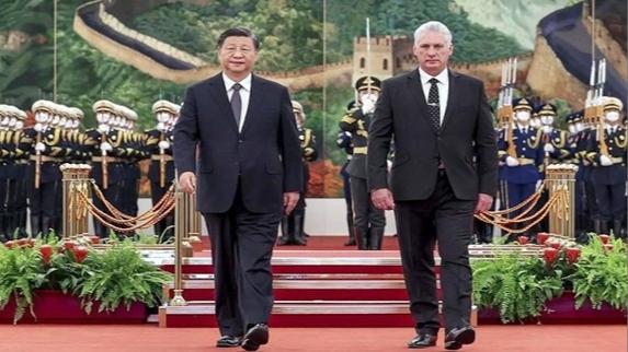 Xi Jinping (i) y Miguel Díaz-Canel.