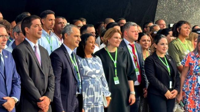 Delegación rusa junto a funcionarios cubanos.