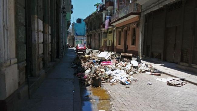 Un basurero en una calle cubana.