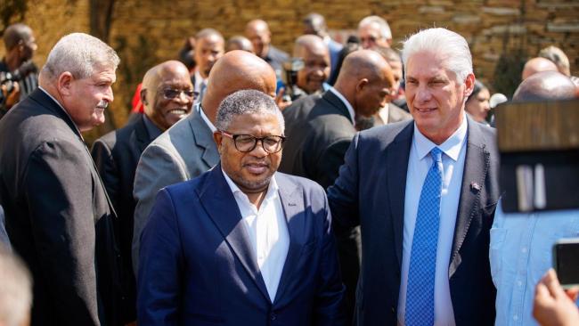 Miguel Díaz-Canel con un funcionario sudafricano.