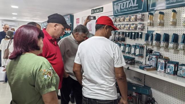 Inauguración de la 'Tienda del Tabacalero' en Pinar del Río.