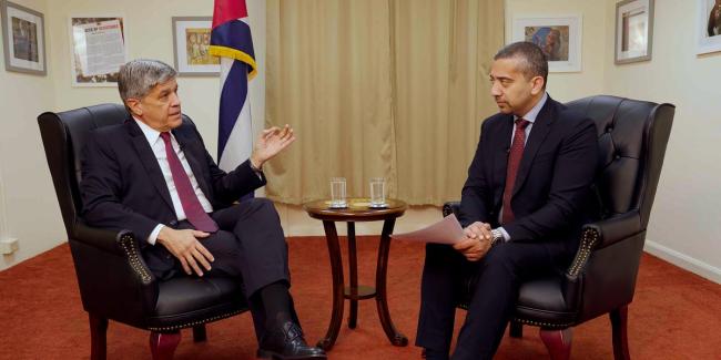Carlos Fernández de Cossío en la entrevista con Mehdi Hasan.