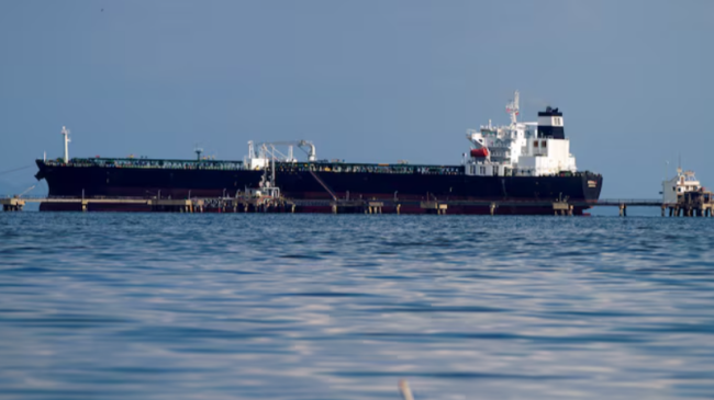 Un barco petrolero de Chevron es cargado en el lago Maracaibo.