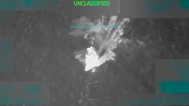 Impacto contra la presunta narcolancha atacada por EEUU en el Caribe.