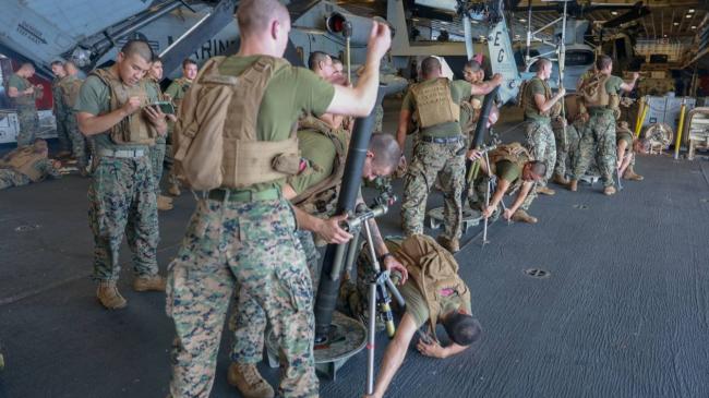 Militares de EEUU en uno de los buques de guerra cerca de Venezuela.