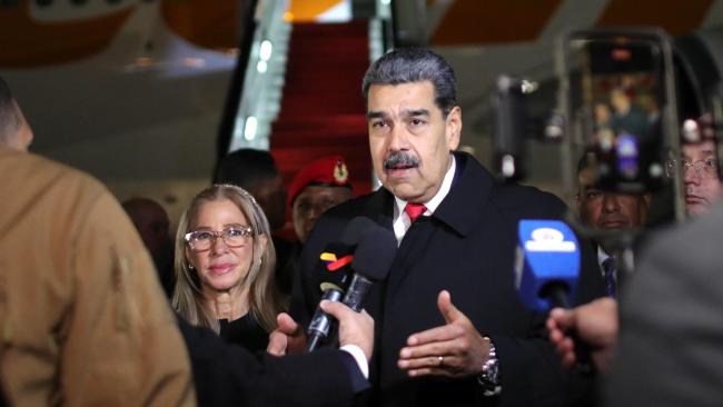 Nicolás Maduro hablando con la prensa en Moscú junto a su esposa, Cilia Flores, en mayo de 2025.
