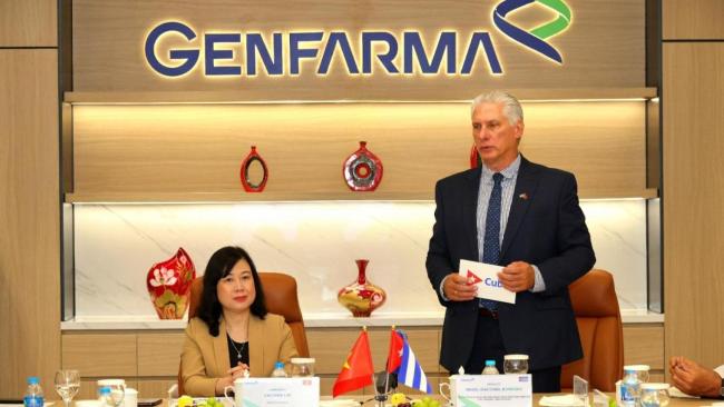 Miguel Díaz-Canel y la ministra de Salud de Vietnam, Dao Hong Lan.