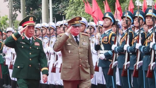 El general Phan Van Giang, ministro de Defensa de Vietnam, y Álvaro López Miera en Hanói.