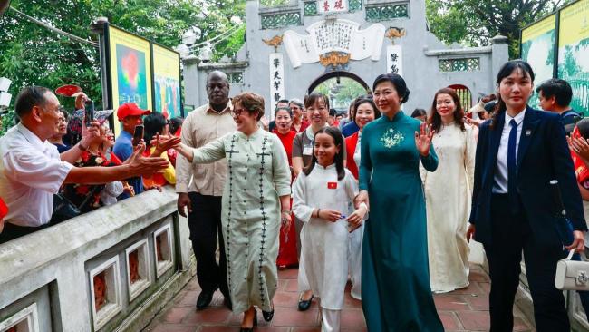 Lis Cuesta y Ngo Phuong Ly, esposa del secretario general del Partido Comunista de Vietnam, de paseo por Hanoi.