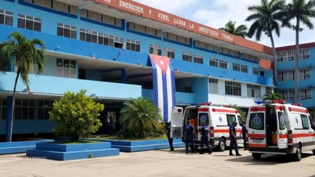 Ambulancias en la entrada de la EIDE Mártires de Barbados.