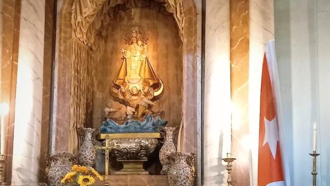 Altar de la Virgen de la Caridad del Cobre en Madrid.