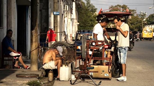 Reparando bicitaxis en La Habana.