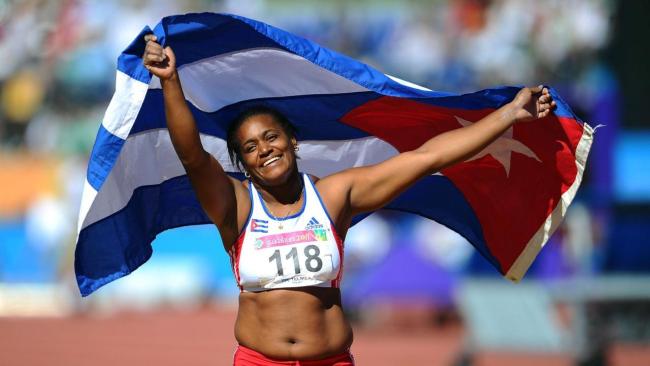 Yipsi Moreno en una competición con la bandera cubana. 