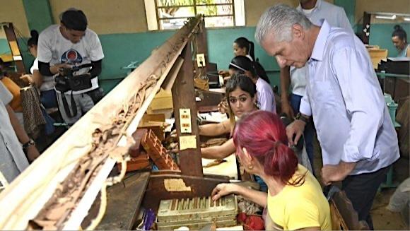 Miguel Díaz-Canel visita una empresa tabacalera.