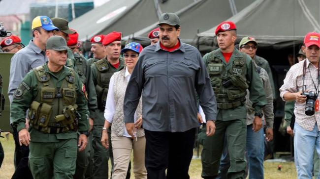 Nicolás Maduro rodeado de militares. 