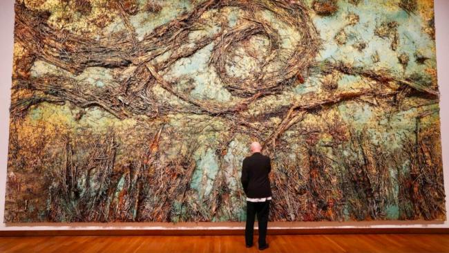 Anselm Kiefer ante su obra 'The Starry Night', 2025.