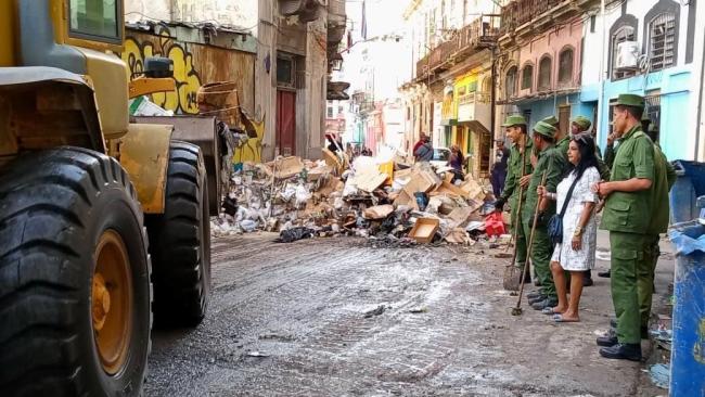Reclutas este sábado en La Habana en tareas de recogida de basura.