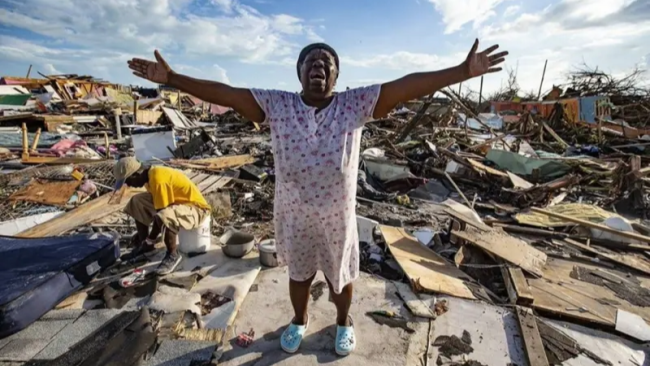 Una haitiana en medio de los destrozos causados por un huracán.
