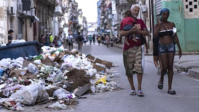 Basura sin recoger en una calle de La Habana.