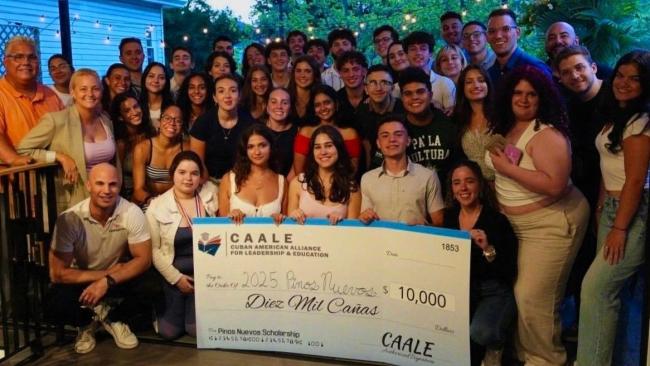 Jóvenes beneficiados por programas y becas en EEUU.