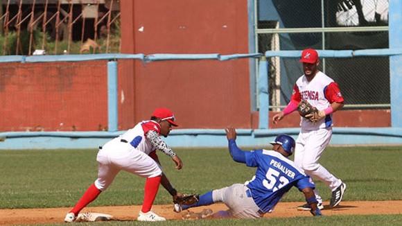 Juego de béisbol en Cuba.