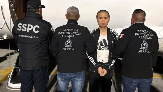 Zhi Dong Zhang bajo custodia de autoridades mexicanas.