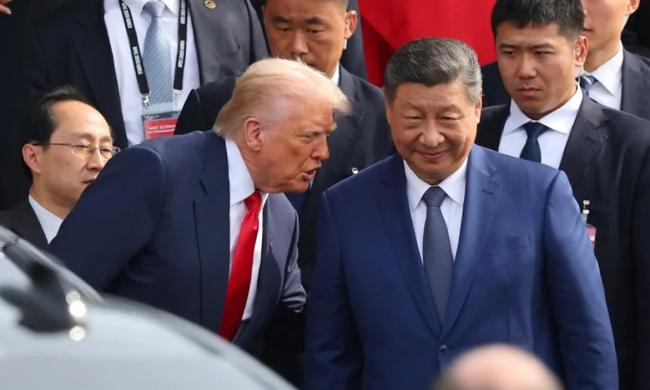 Donald Trump y Xi Jinping hablan durante una reunión en Busan, Corea del Sur, este 30 de octubre..
