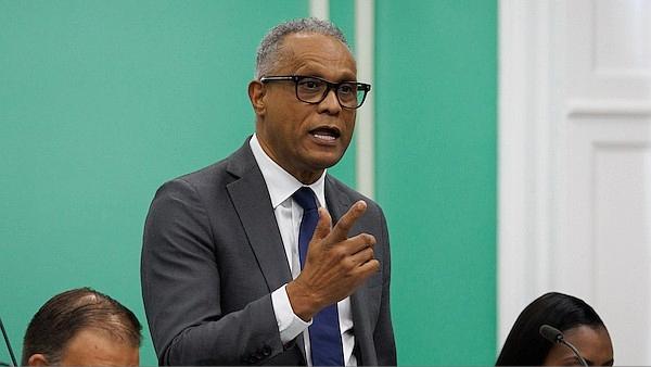  ministro de Salud y Bienestar de Bahamas, Michael Darville.