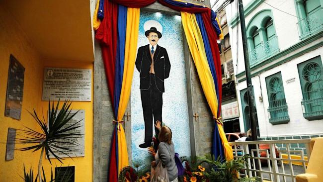 Adoración del beato venezolano José Gregorio Hernández, canonizado ya.