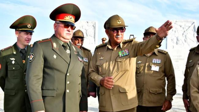 El mayor general bielorruso Pavel Nikolaevich y Roberto Legrá Sotolongo, viceministro primero de las FAR, en La Habana, en agosto de 2025.
