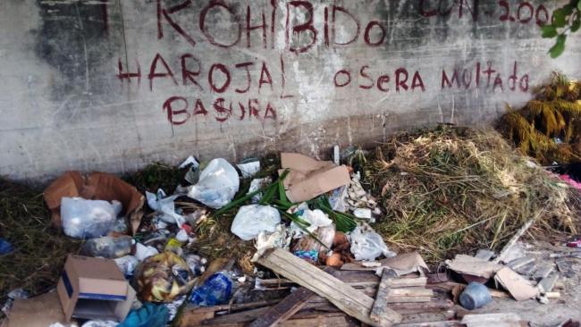 Basura en La Habana y un cartel con faltas ortográficas.