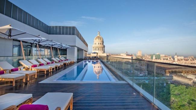 Vista de La Habana desde la piscina de un hotel.