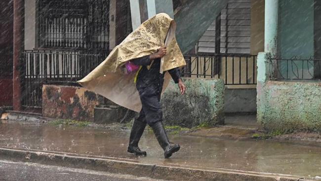 Un cubano durante el azote de un ciclón.