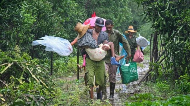 Personas evacuando en Santiago de Cuba ante la llegada del huracán Melissa.